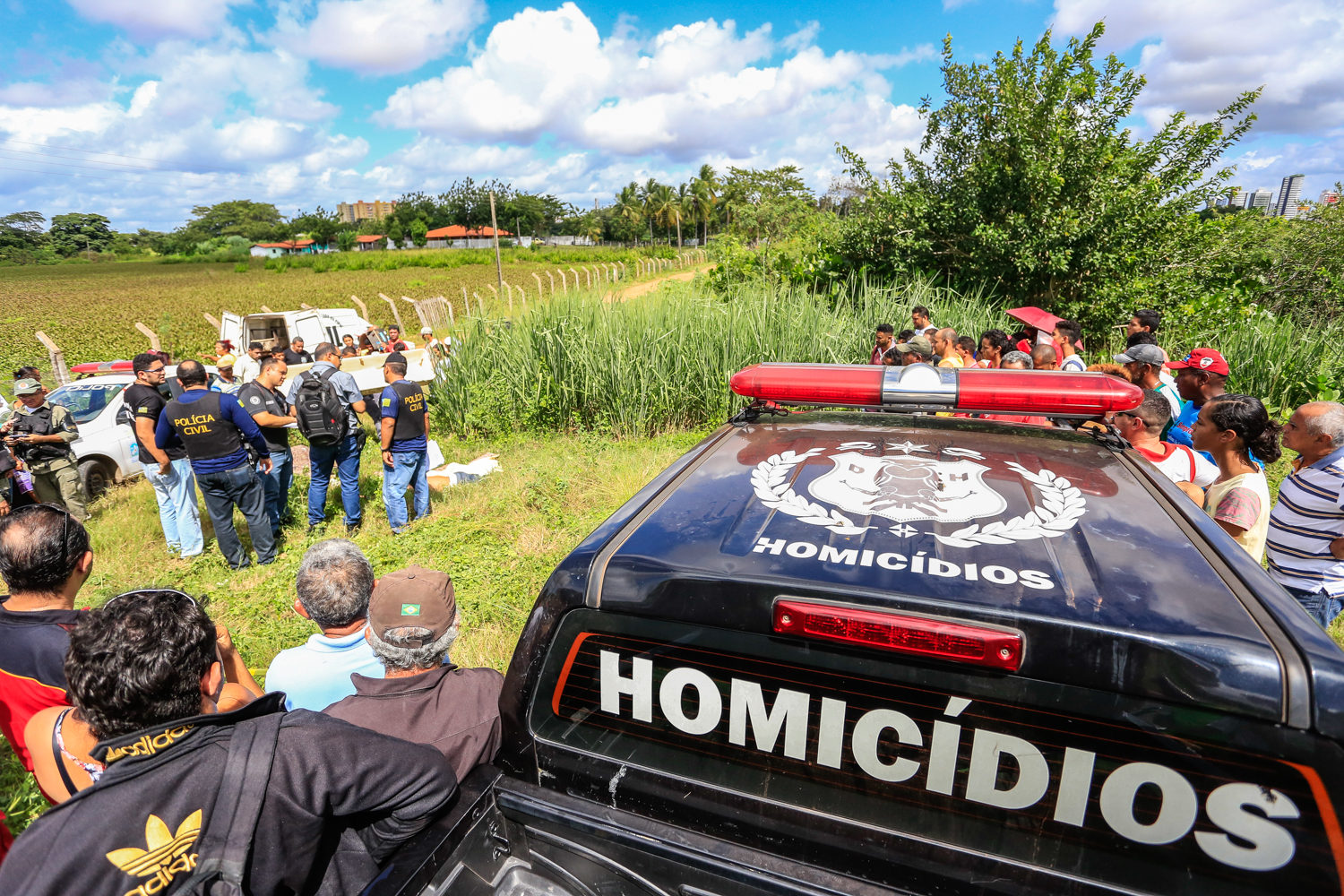 Equipe da Homicídios no local 