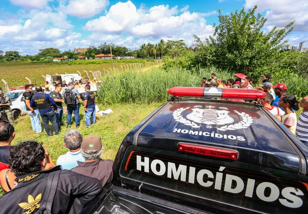 Equipe da Homicídios no local 