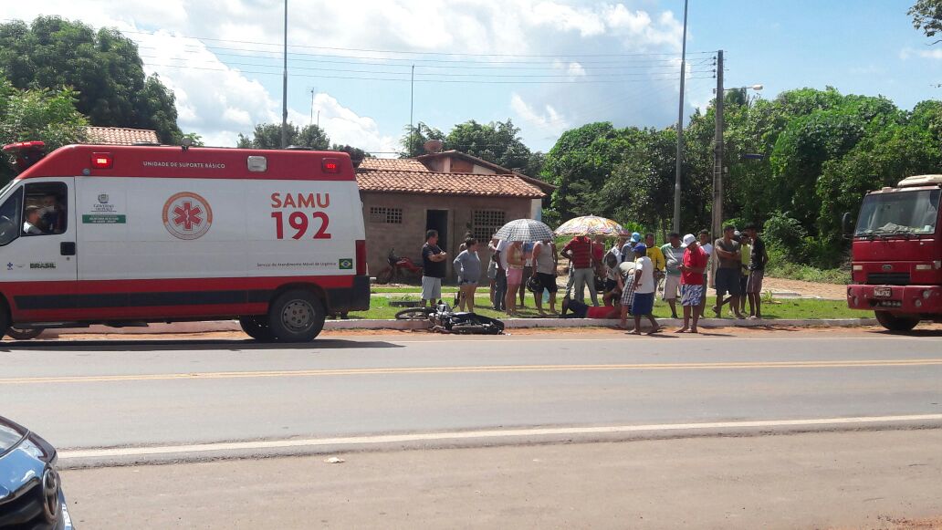 Motociclista se feriu após colisão com caminhão na BR-343.