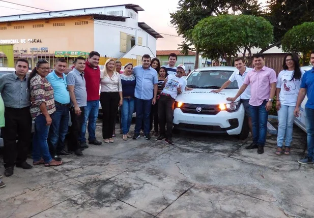 Rubens Vieira entrega veículos novos