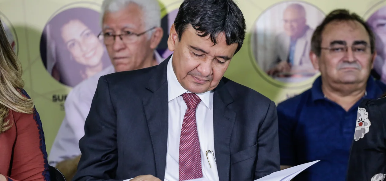 Governador lendo livro 
