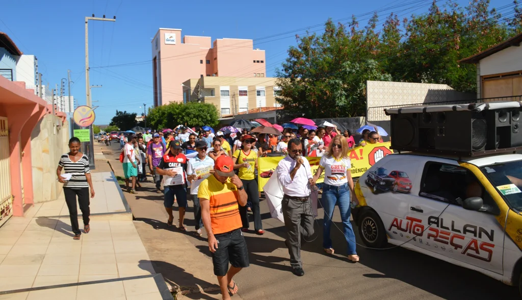 Manifestantes cobram direitos negados pela administração
