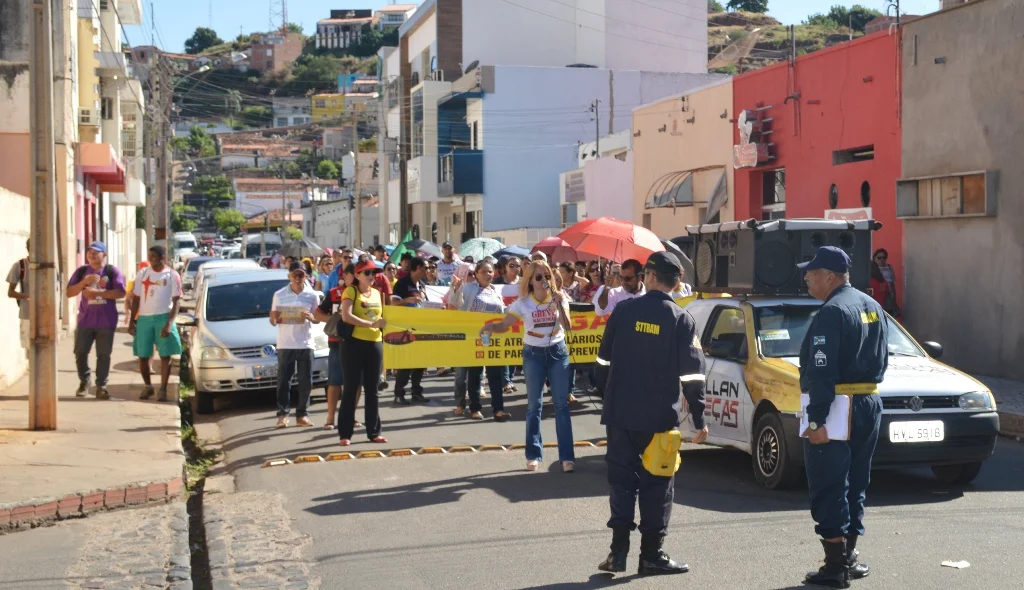 Manifestantes fazem parada próximo a secretaria de Saúde