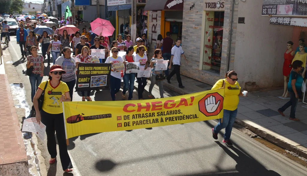 Manifestantes percorrem ruas da cidade