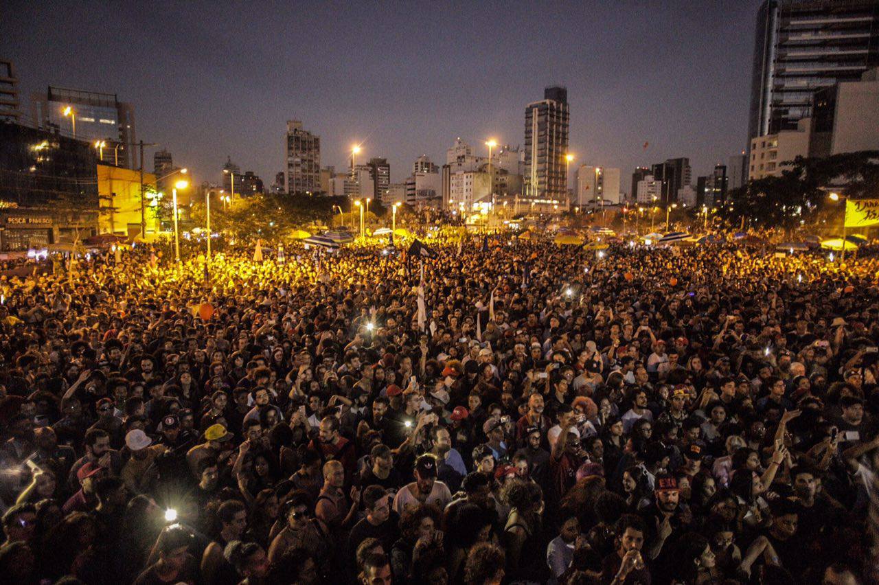 Milhares se reúnem em SP e pedem a saída de Temer