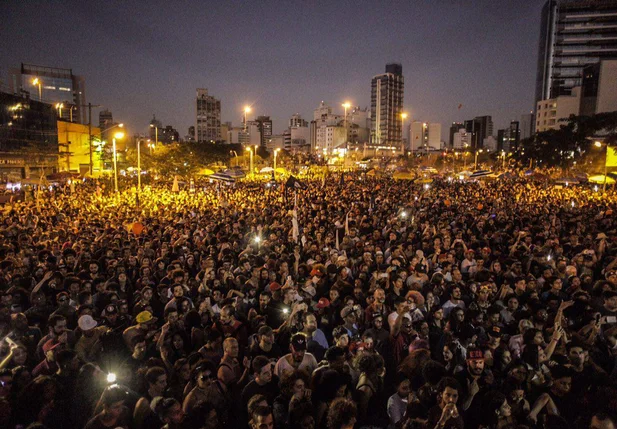 Milhares se reúnem em SP e pedem a saída de Temer