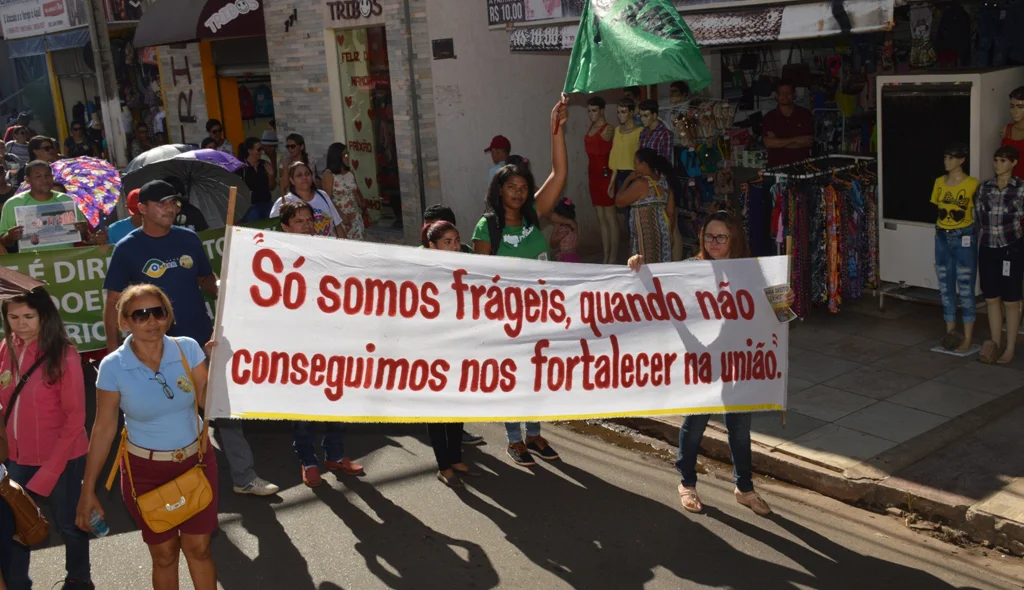 Servidores carregam faixas com frases de efeito