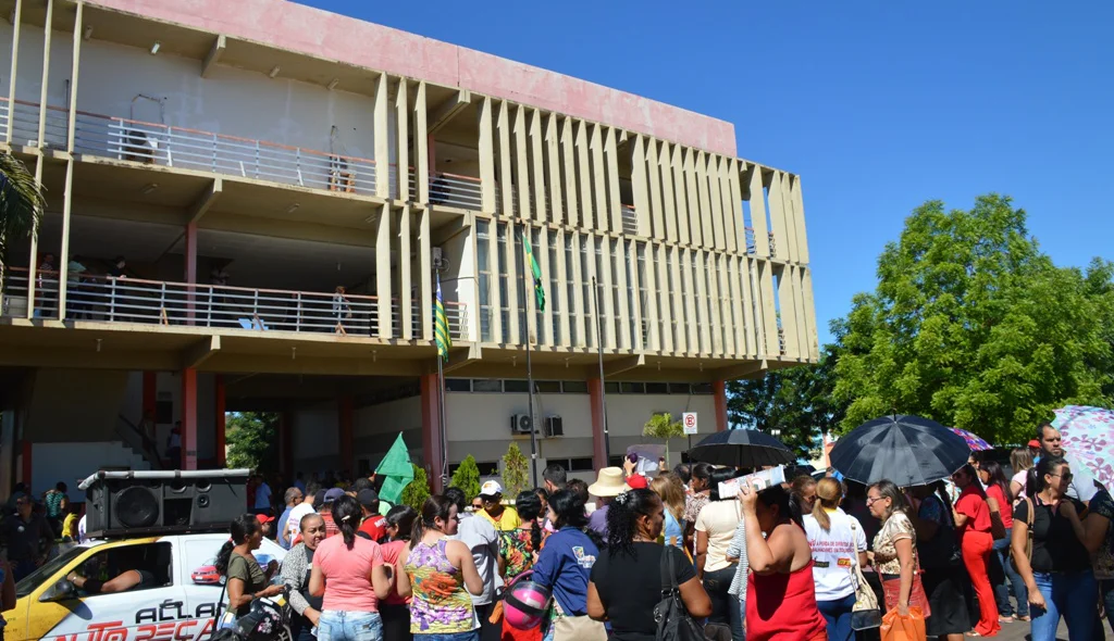 Servidores protestam em frente a Prefeitura