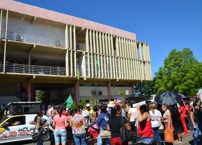 Servidores protestam em frente a Prefeitura