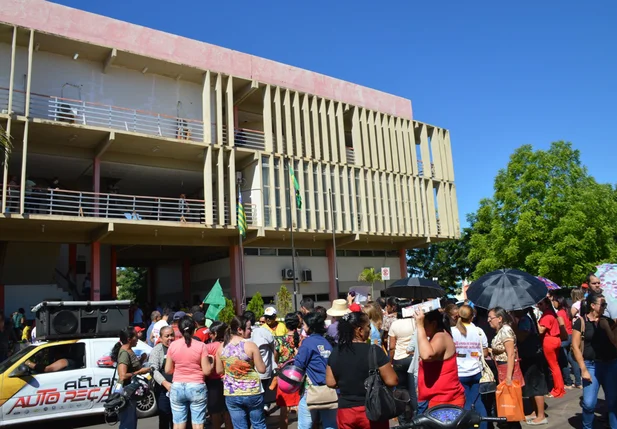 Servidores protestam em frente a Prefeitura