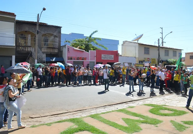 Servidores públicos saem às ruas de Picos em protesto 