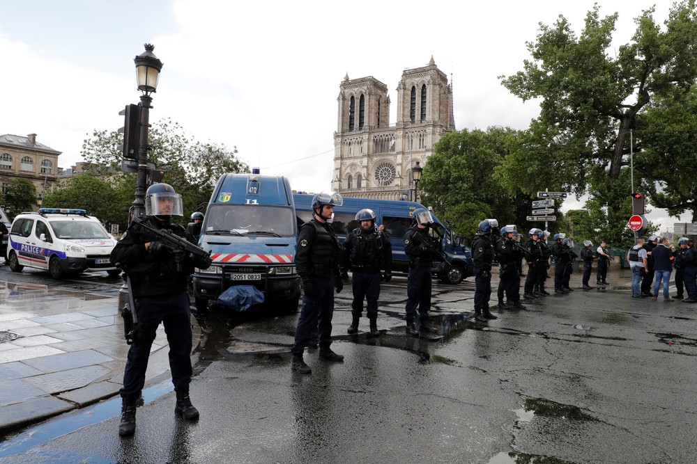 Policiais fazem patrulha perto da Notre Dame, em Paris, nesta terça-feira (6)