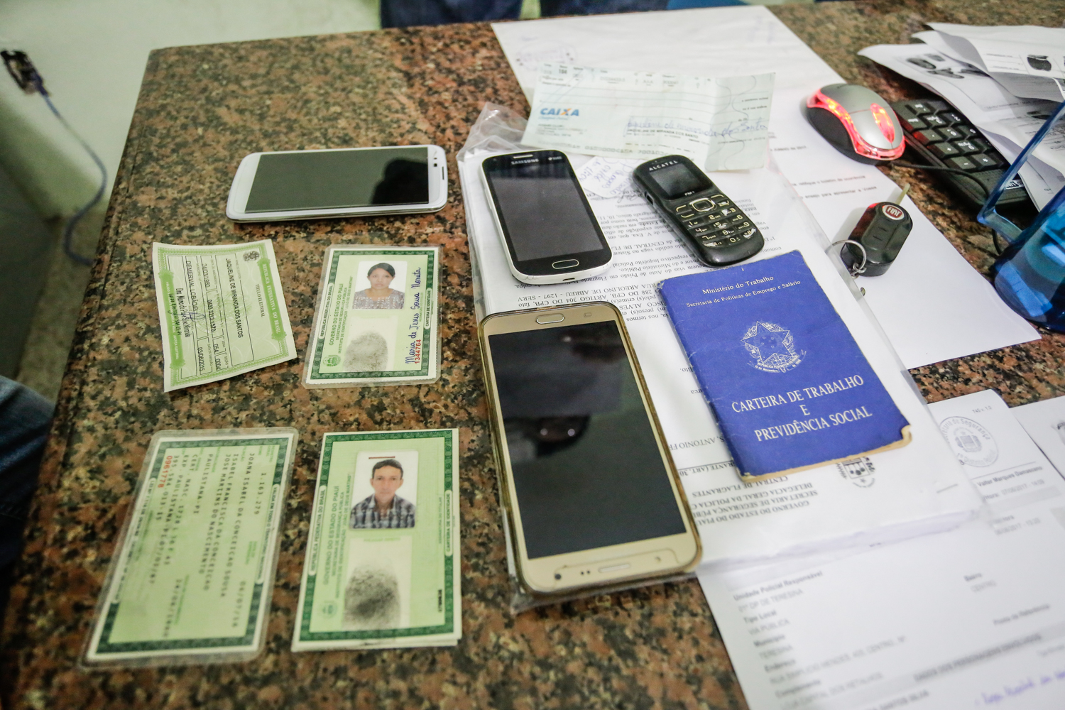 Documentos falsos e celulares apreendidos  