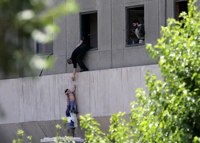 Retirada de pessoas do Parlamento no Irã