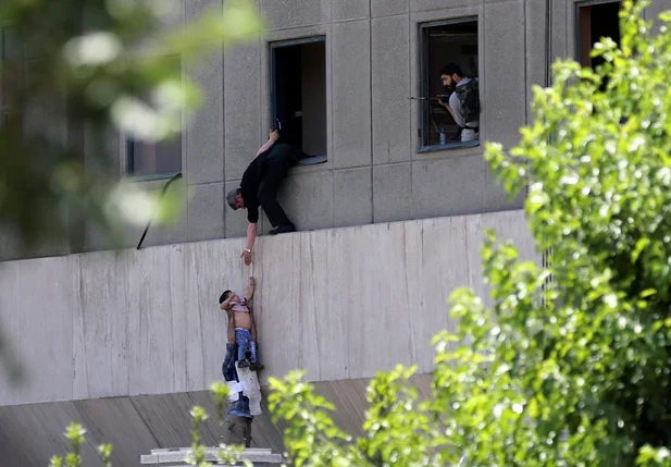 Retirada de pessoas do Parlamento no Irã