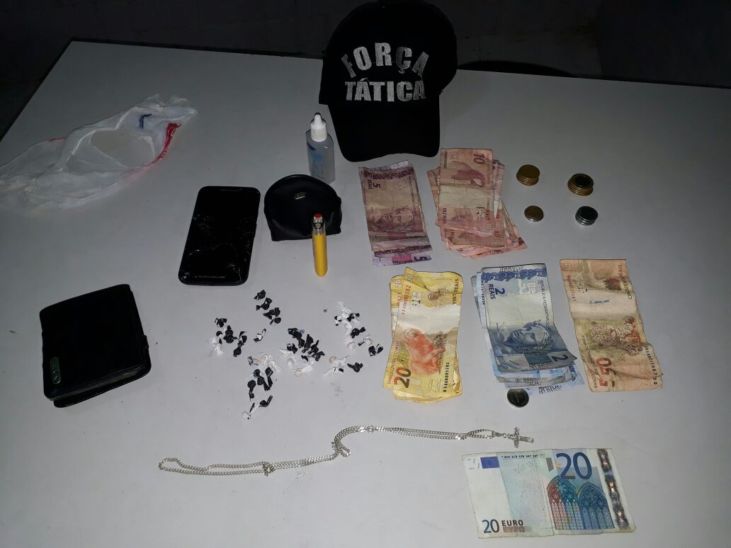 A polícia apreendeu trouxas de crack e dinheiro, tanto em real como em euros.