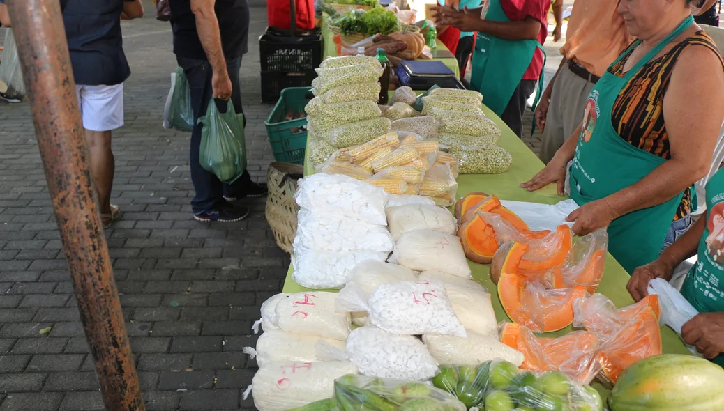 Agricultores põem produtos à venda