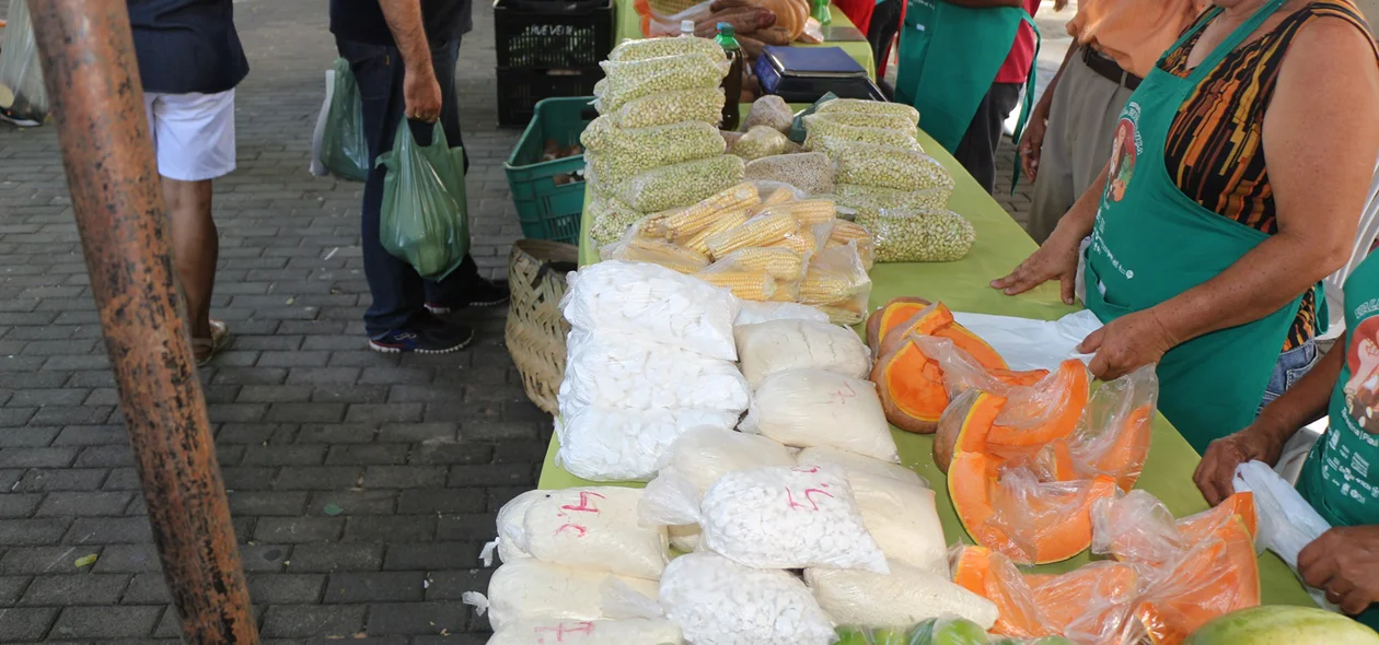 Agricultores põem produtos à venda