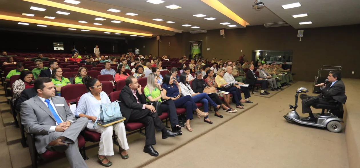 Juiz José Olindo palestra no evento