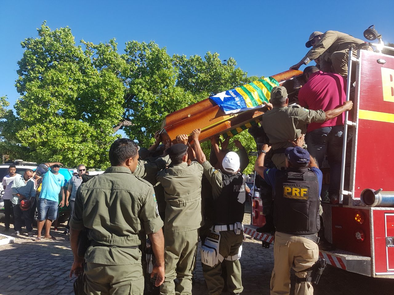 O caixão com o corpo do cabo foi coberto com a bandeira nacional.