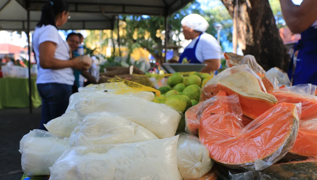 Produtos a venda em feira na Praça Rio branco