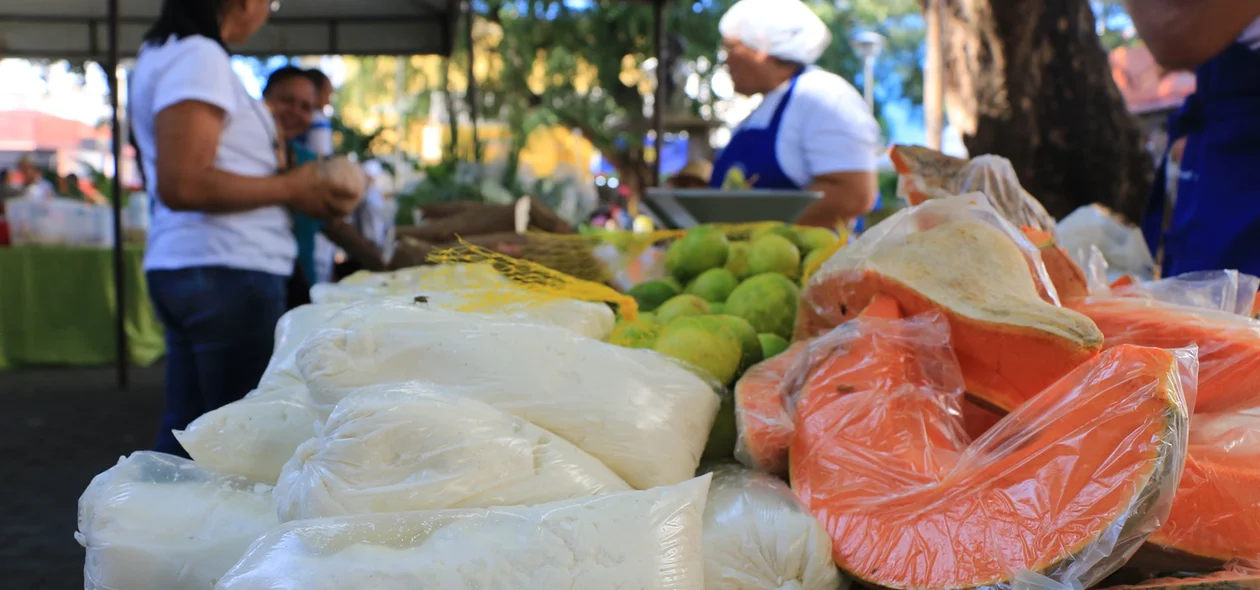 Produtos a venda em feira na Praça Rio branco