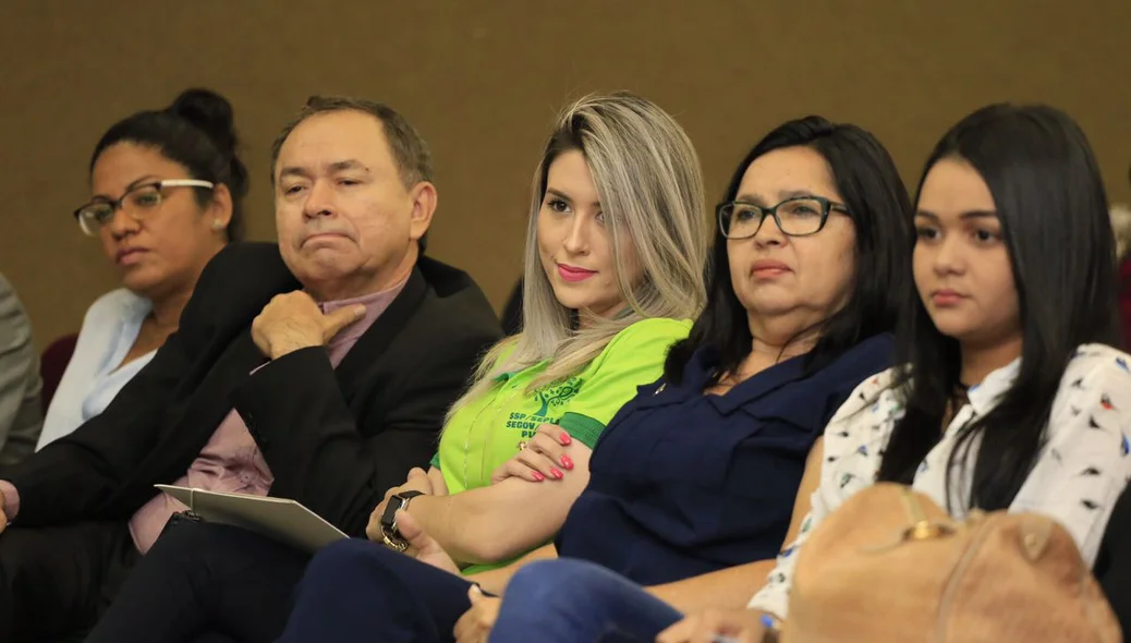 Público participa do plenário