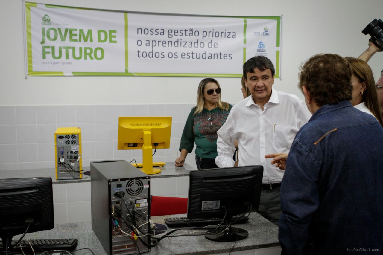 Wellington Dias inaugura escola padrão