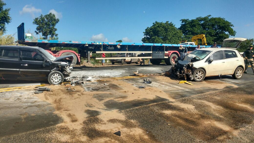 Colisão frontal deixa uma pessoa morta e três feridas na BR-316