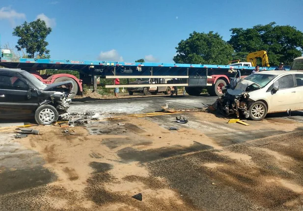 Colisão frontal deixa uma pessoa morta e três feridas na BR-316