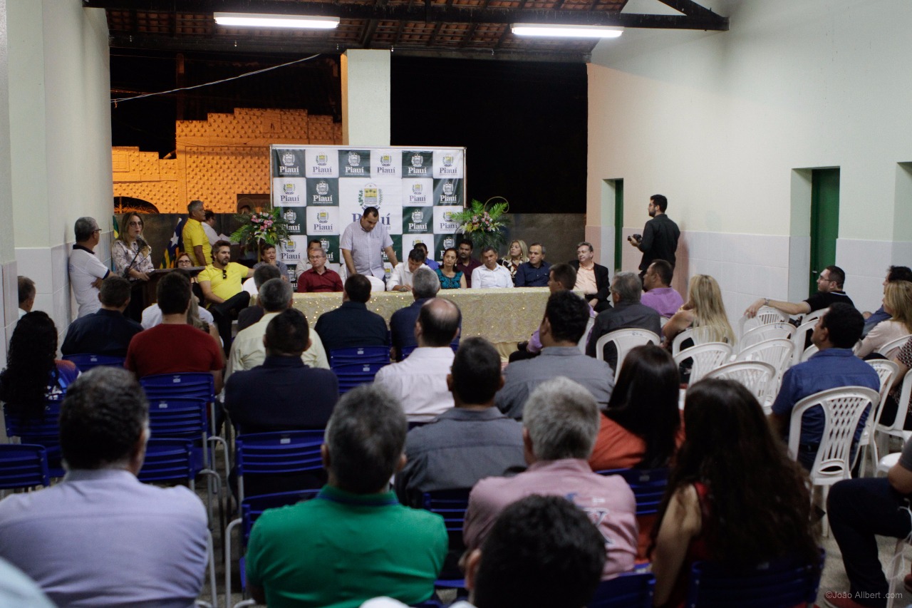 Governador entrega obras em Fronteiras do Piauí
