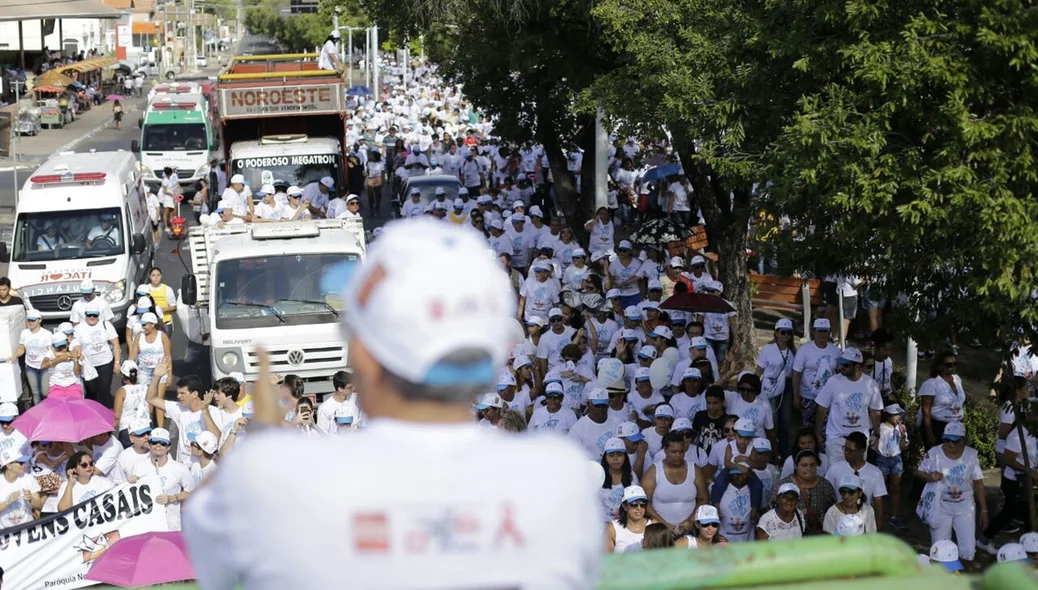 Caminhada levou 50 mil fiéis à rua