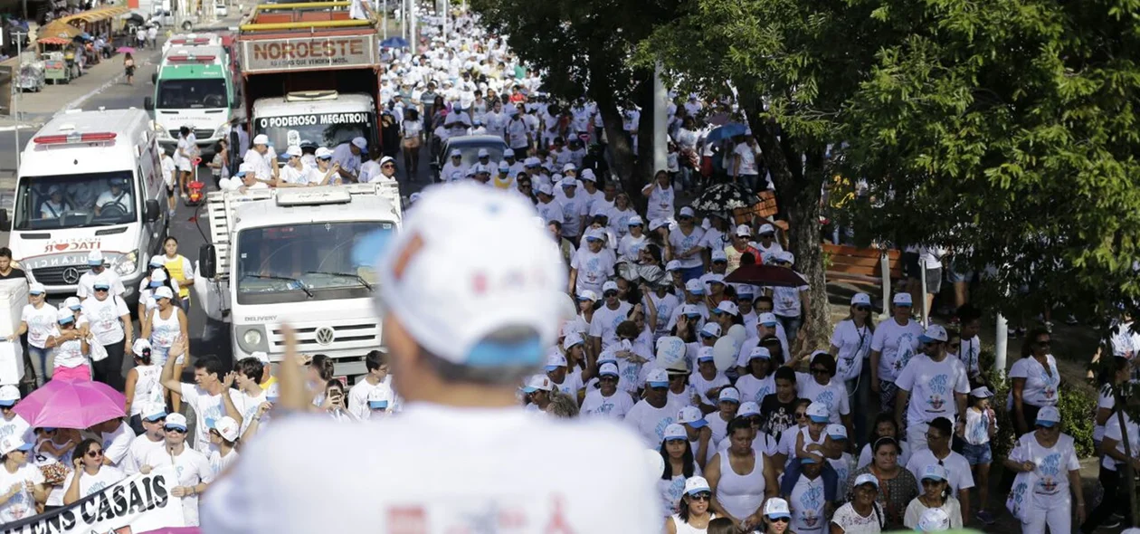 Caminhada levou 50 mil fiéis à rua