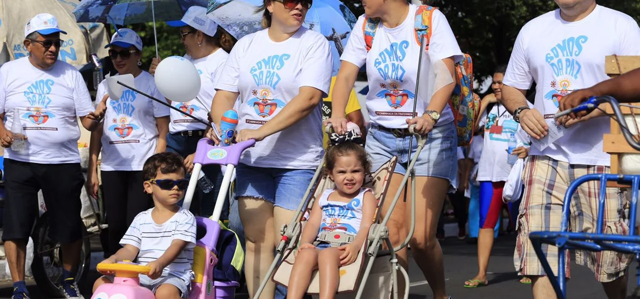Crianças e adultos compareceram no evento