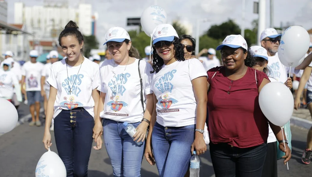 Fiéis levaram balões
