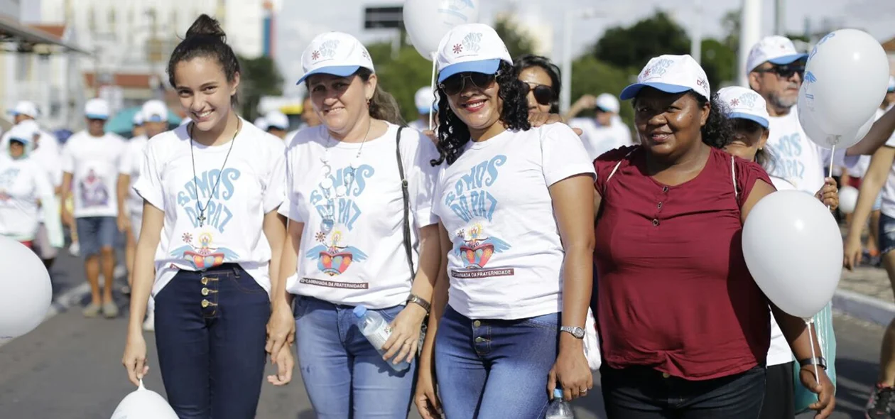 Fiéis levaram balões