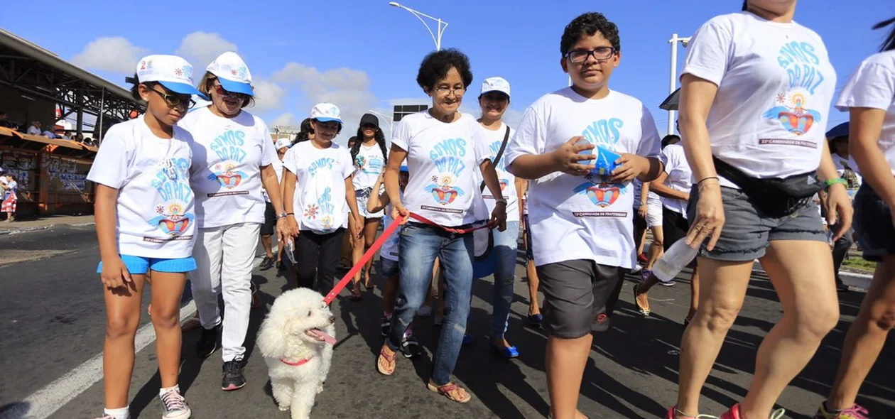 Fiéis seguem na Caminhada da Fraternidade