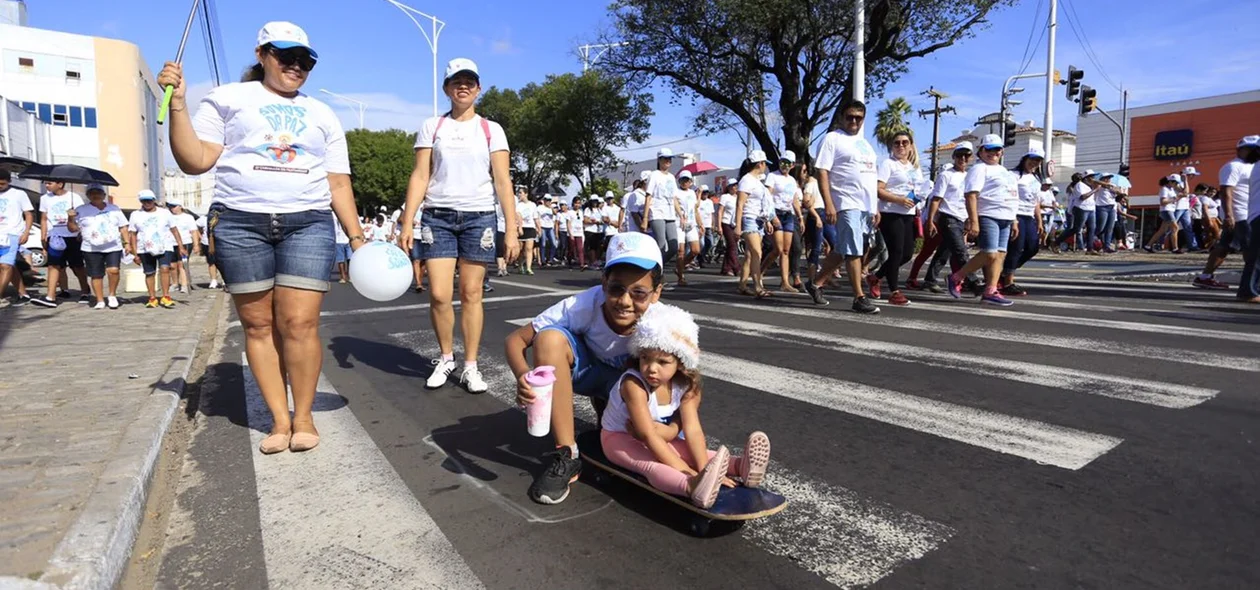 Fiéis seguem pela avenida Frei Serafim