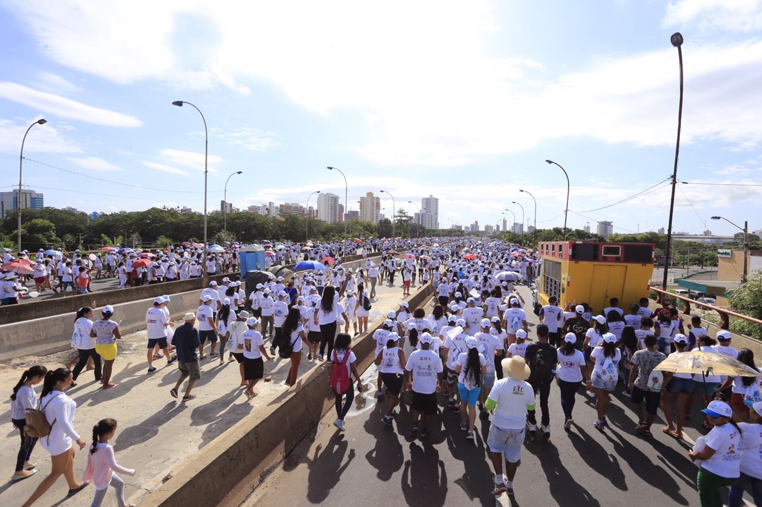 Fiéis seguem percurso pela ponte da Frei Serafim