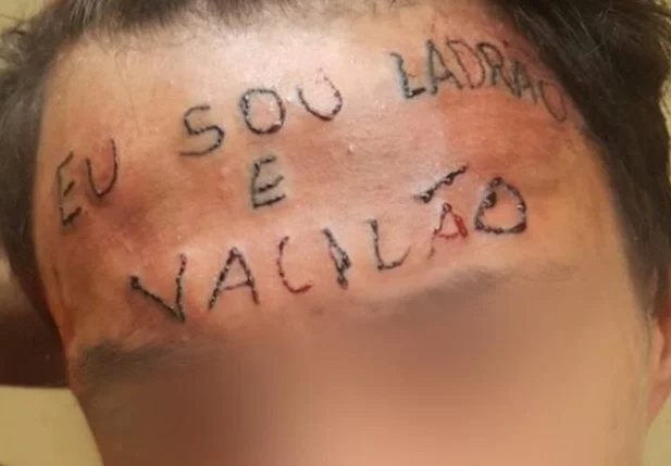 Jovem acusado de roubo é tatuado na testa