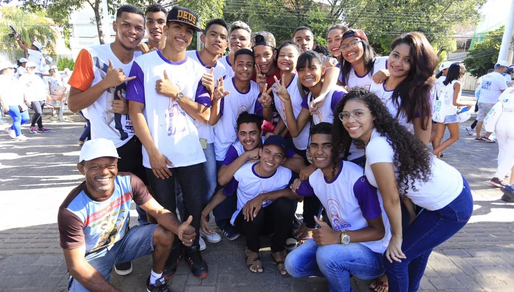 Jovens participam da Caminhada
