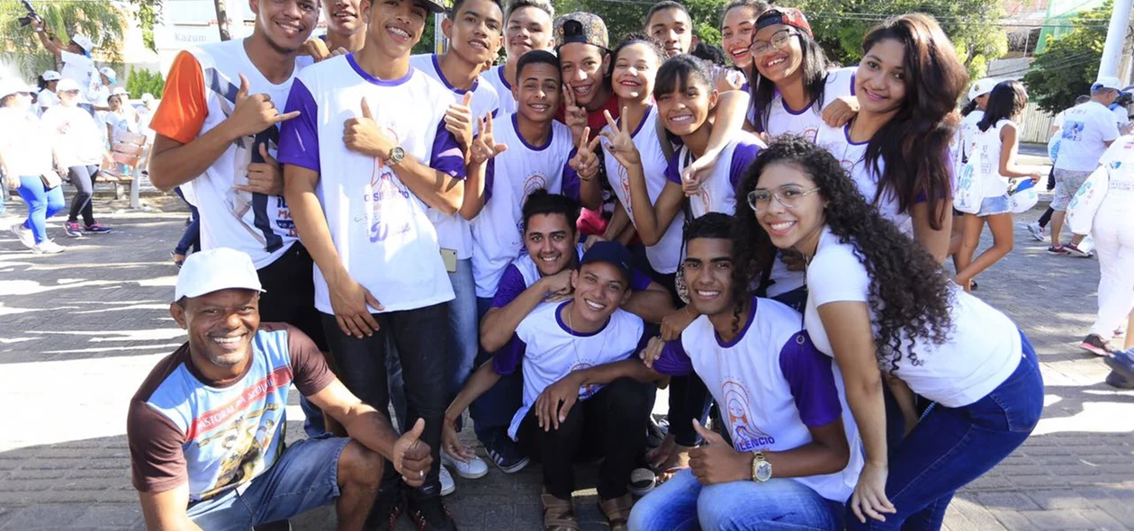 Jovens participam da Caminhada