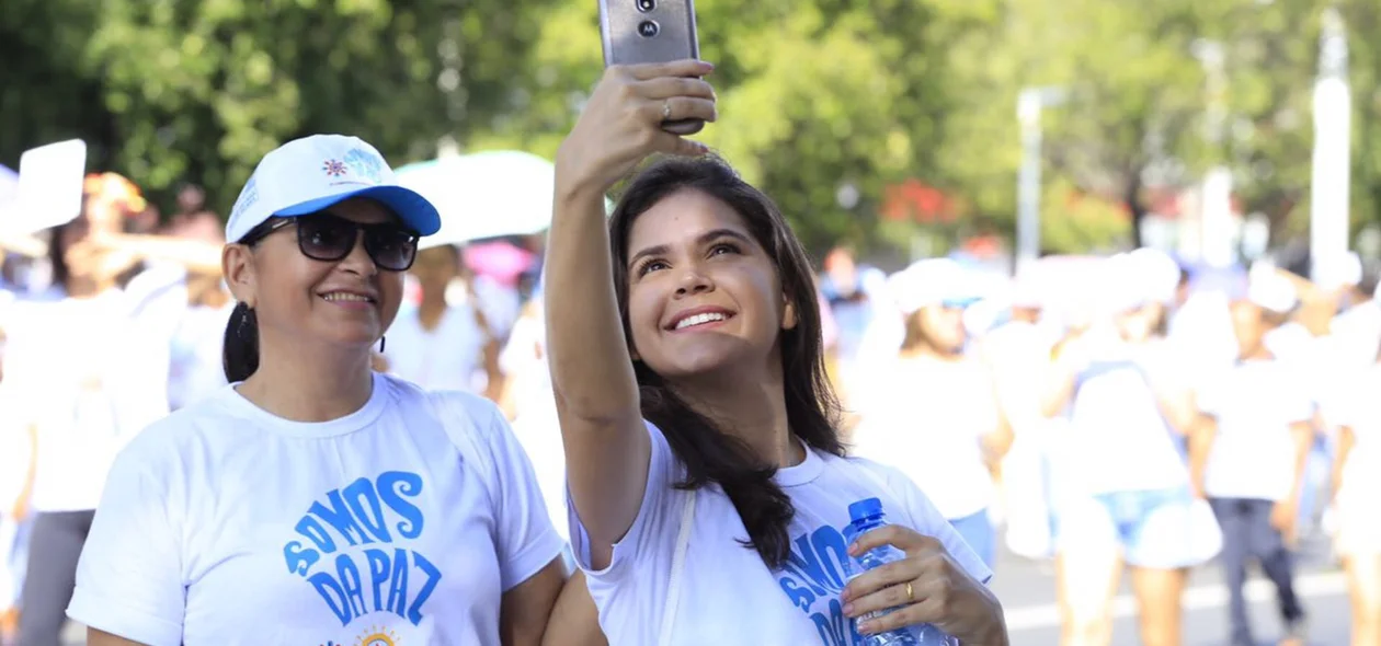 Jovens participam da Caminhada