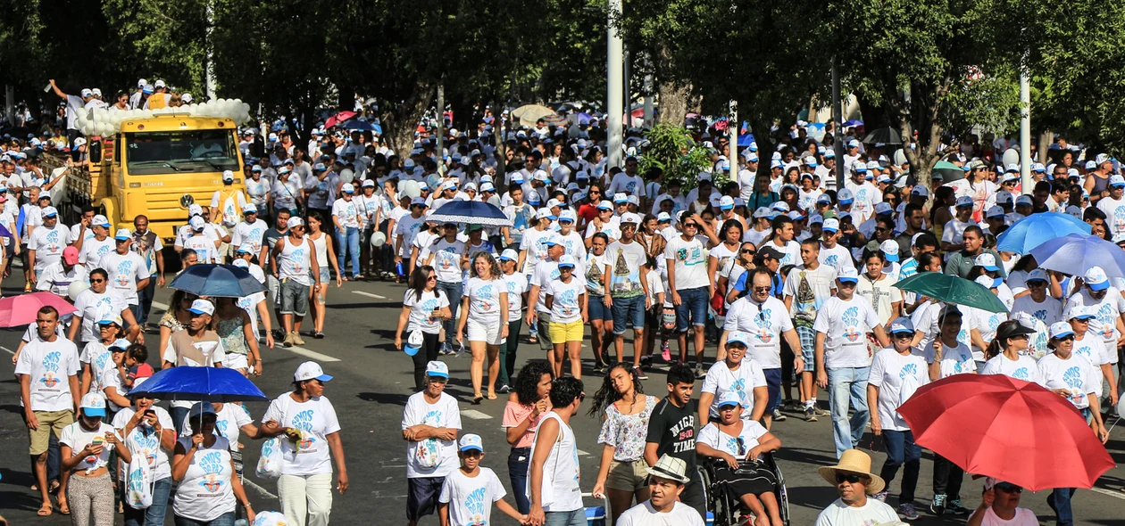 Muita gente na Caminhada da Fraternidade 