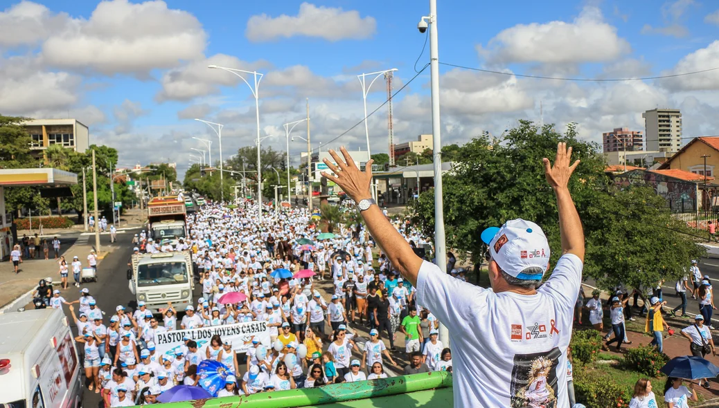 Muitos Fiéis participam da Caminhada