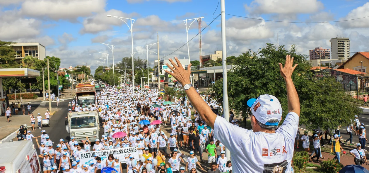 Muitos Fiéis participam da Caminhada