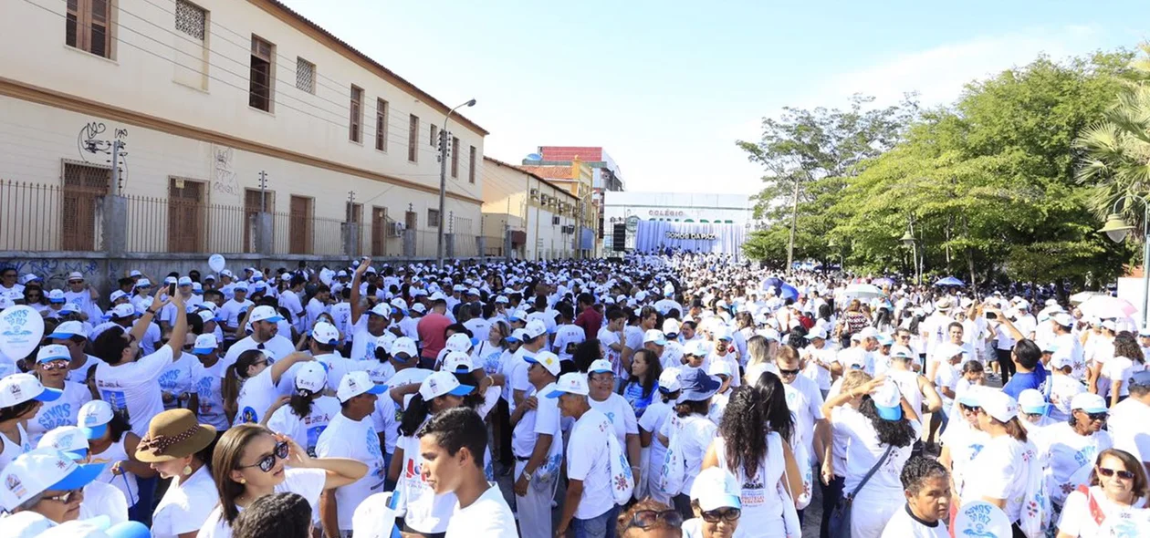 Pessoas concentradas no início da Caminhada
