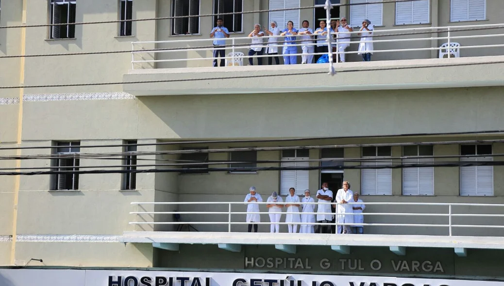 Pessoas pararam para observar movimento na Frei Serafim