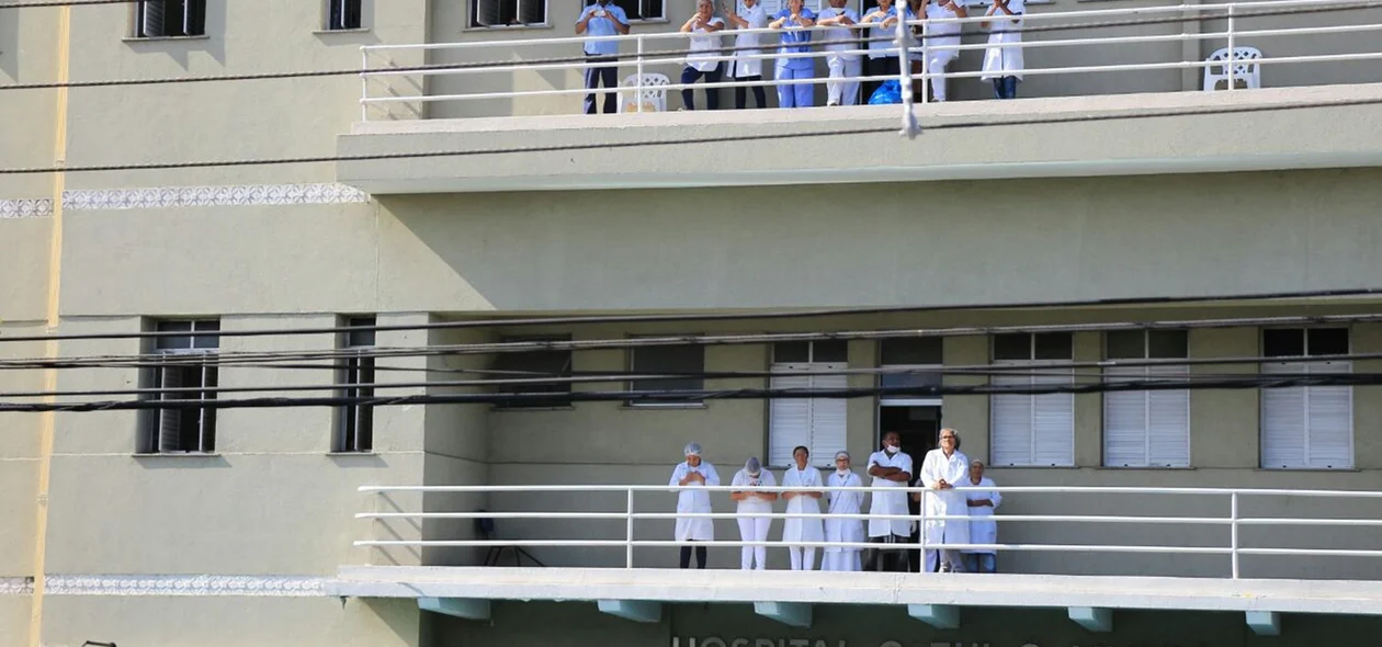 Pessoas pararam para observar movimento na Frei Serafim