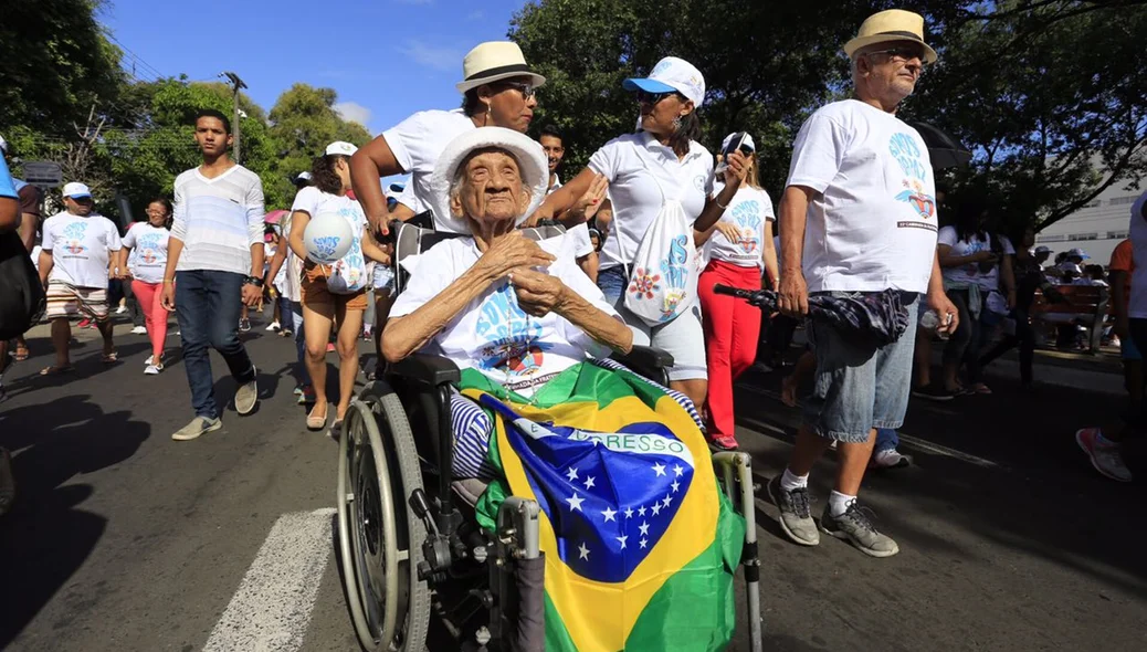 Pessoas seguem na Caminhada da Fraternidade